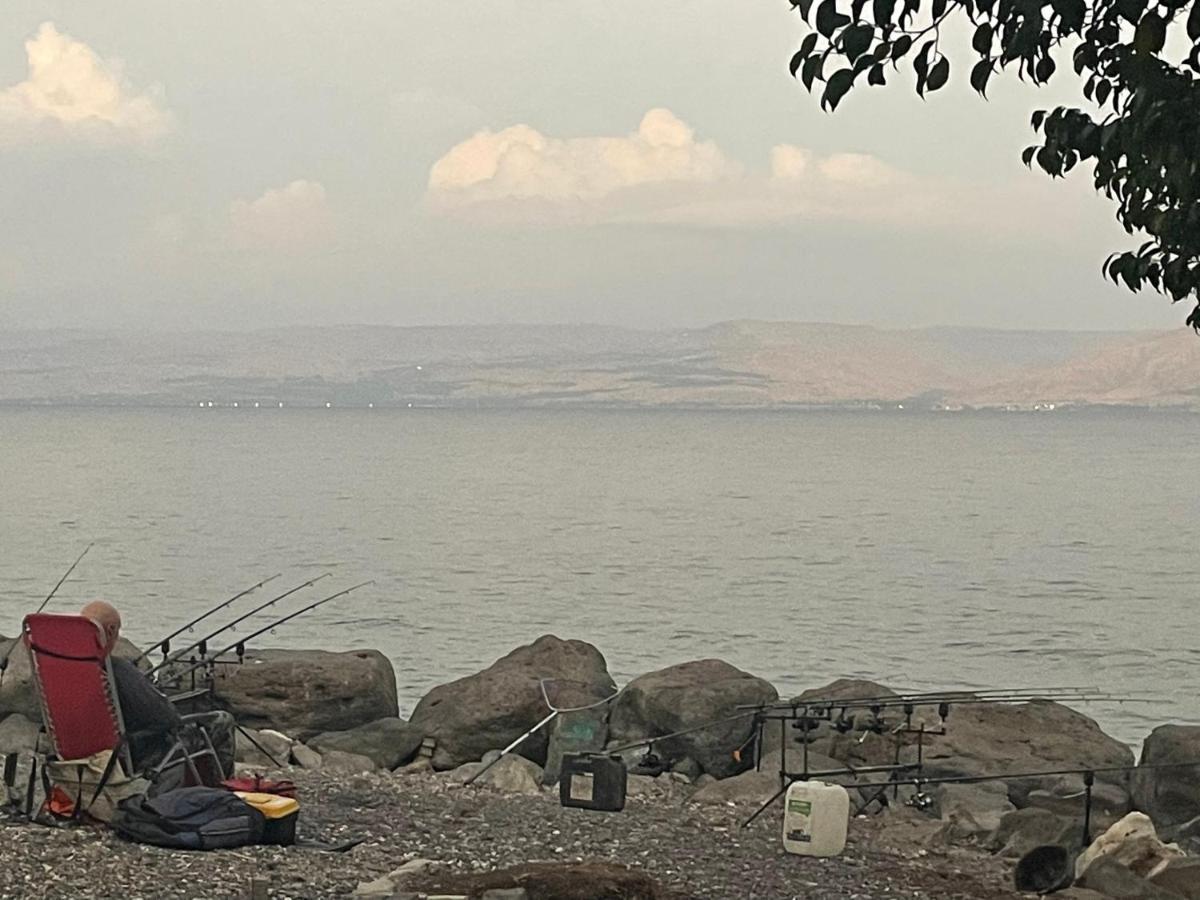 תכלת על הכינרת Light Blue On The Kinneret Lake Tiberiade Esterno foto